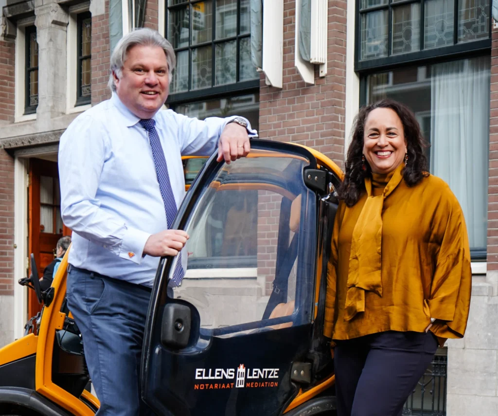 Een man en een vrouw staan voor een elektrisch bedrijfsvoertuig met het logo van Ellens & Lentze op een Haagse straat